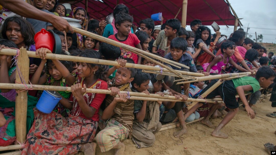 Anak-anak pengungsi Muslim Rohingya antri untuk menerima pembagian makanan di Cox's Bazar Bangladesh (foto: dok). 