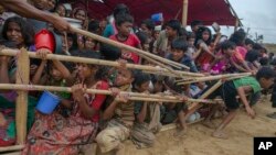 Anak-anak pengungsi Muslim Rohingya antri untuk menerima pembagian makanan di Cox's Bazar Bangladesh (foto: dok). 