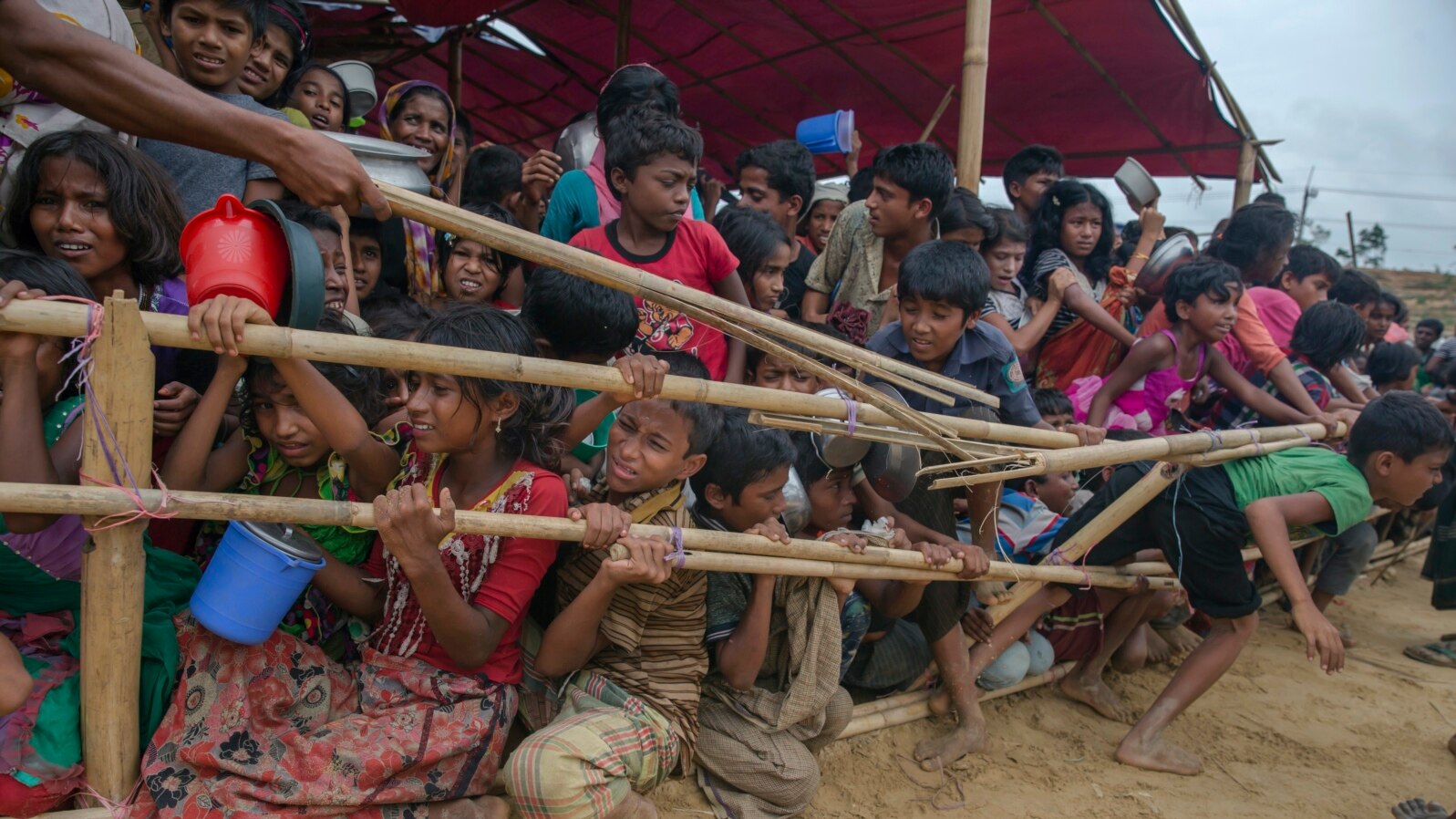 Deca Rohindža muslimana koja su prešla iz Mjanmara u Bangladeš dobijaju pomoć u hrani od turske humanitarne agencije u izbegličkom kampu u Bangladešu 
