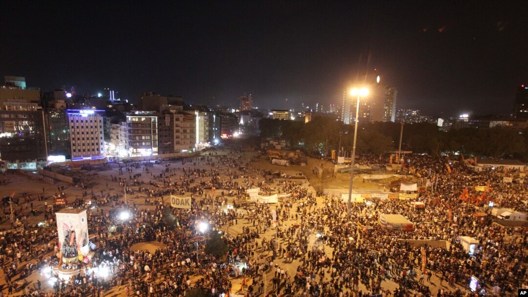 Ribuan warga berunjuk rasa di Lapangan Taksim, Istanbul, Turki (3/6).