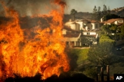 Požar u predgrađu Los Angelesa (Foto: AP/Ethan Swope)