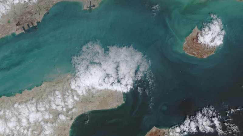 تیراندازی به دست‌کم دو کشتی تجاری در تنگه هرمز