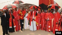 Padres e outros religiosos no comício de abertura da campanha do MPLA, fotografados com o secretário provincial Bento Bento