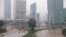 Kawasan Jl MH Thamrin menuju Bundaran HI hingga Jalan Jenderal Sudirman Jakarta digenangi banjir hingga ketinggian 50 sentimeter, 17 Januari 2013 (Foto: dok). Meskipun wacana terus diajukan berbagai kalangan, Pemerintah belum berpikir untuk memindahkan ibukota ke kota lain.