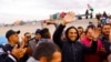 Migrantes venezolanos reaccionan después de que un juez estadounidense declarara ilegal el Título 42, utilizado para expulsar a migrantes de EEUU, en un campamento a orillas del río Bravo, en Ciudad Juárez, México, el 15 de noviembre de 2022. REUTERS/José Luis González