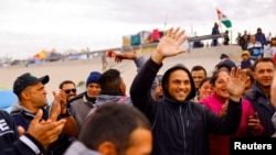 Migrantes venezolanos reaccionan después de que un juez estadounidense declarara ilegal el Título 42, utilizado para expulsar a migrantes de EEUU, en un campamento a orillas del río Bravo, en Ciudad Juárez, México, el 15 de noviembre de 2022. REUTERS/José Luis González