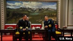 美国海军作战部长约翰·理查森同中国官员交谈（美国海军照片）。