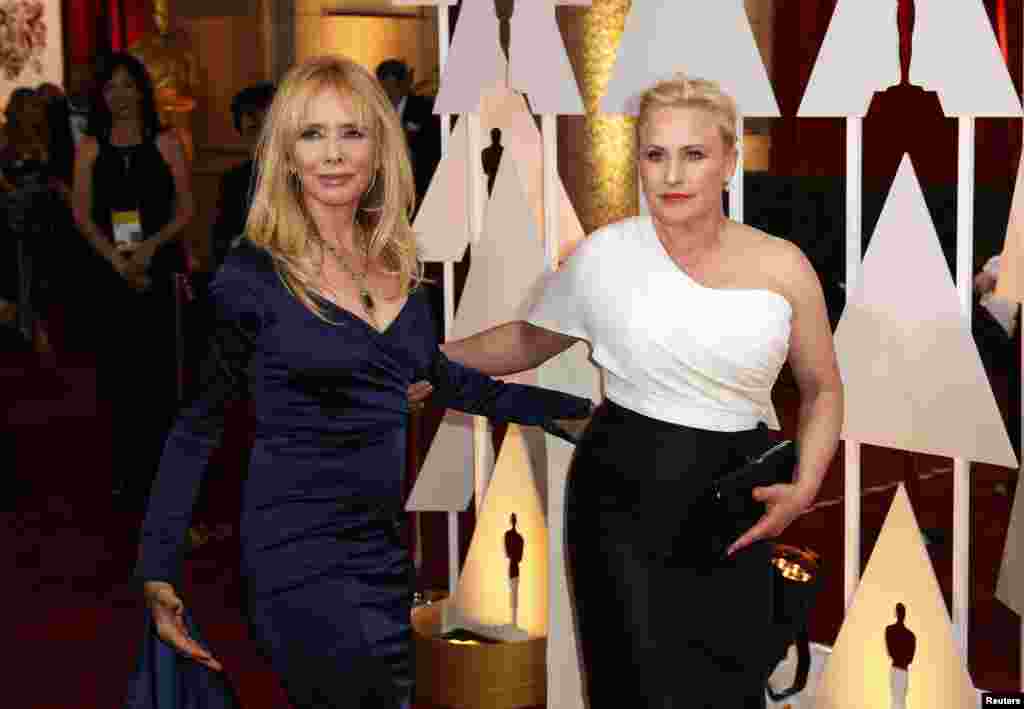 Rosanna Arquette (L) poses with her sister Patricia Arquette (R), best supporting actress nominee for her role in "Boyhood" as they arrive at the 87th Academy Awards in Hollywood, California, Feb. 22, 2015.