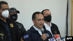 El fiscal general de El Salvador, Rodolfo Delgado, en conferencia de prensa en la sede del partido ARENA, luego de informar de la autorización para llevar a cabo un embargo contra el partido. San Salvador, 2 de julio de 2021.