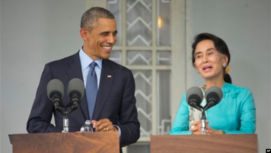 Tổng thống Mỹ Barack Obama mỉm cười trong lúc lắng nghe lãnh đạo đối lập Myanmar Aung San Suu Kyi phát biểu trong cuộc họp báo chung tại Yangon, Myanmar, ngày 14/11/2014.