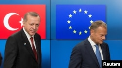 Turkish President Recep Tayyip Erdogan (L) stands with European Council President Donald Tusk before a meeting at the European Council in Brussels, Belgium, May 25, 2017.