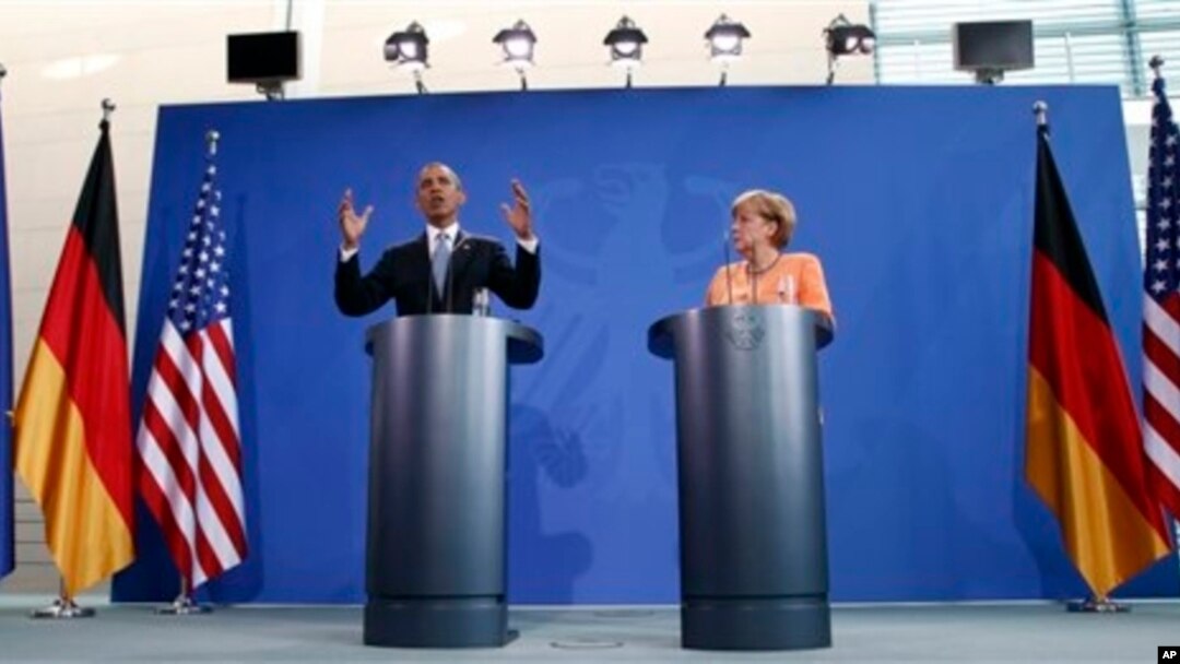 Prezida wa Amerika, Barack Obama, na Chenceliere w'Ubudagi, Angela Merkel bariko baha ikiganiro abamenyeshamakzuru, mu gisagara ca Berlin, mu Bidagi, kw'italiki cumi n'icenda z'ukwezi kwa gatandatu mu mwaka w'2013.