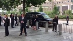 Clinton chancelle en quittant la cérémonie du 11 septembre à New York