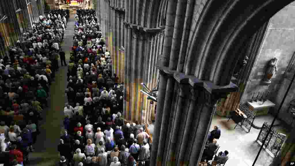 Les gens assistent à la messe à la cathédrale de Rouen, le 2 août 2016.