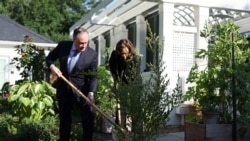 Wakil Presiden AS Kamala Harris dan suaminya Doug Emhoff menanam buah delima dalam peringatan satu tahun serangan Hamas ke wilayah Israel yang digelar di Naval Observatory di Washington, DC, pada 7 Oktober 2024. (Foto: AFP/Ting Shen)