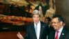 Secreteri wa Department ya reta ya Amerika, John Kerry ( mu bubamfu) ari kumwe n'umushikiranganji w'igihugu ca Ethiopia ajejwe imigenderanire Tedros Adhanom, igihe bari barangije ikiganiro bahaye abamenyeshamakuru i Adiis Abeba, kw'igenerezo rya 25 ry'ukwezi kwa gatanu, umwana w' 2013