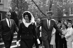 ARCHIVO - El presidente John F. Kennedy y la primera dama Jacqueline Kennedy salen de la iglesia católica Holy Trinity en Georgetown, el 29 de abril de 1962, luego de asistir a misa.