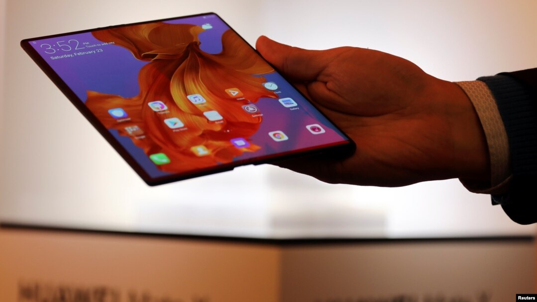 Perusahaan elektronik China Huawei mengumumkan telepon lipatnya yang baru, Mate X, hari Minggu (24/2).