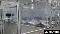 Una foto divulgada por el gobierno de EE. UU. muestra un centro de procesamiento temporal para inmiigrantes en Donna, Texas, el 30 de abril de 2021.