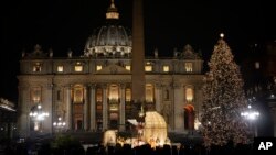 La ceremonia atrajo a una enorme multitud en la Plaza de San Pedro que generalmente en la época de Navidad se llena de turistas y peregrinos.