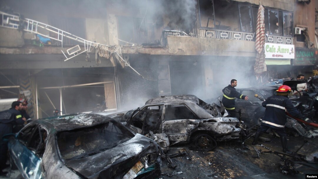 Petugas pertahanan sipil berupaya memadamkan api di lokasi ledakan bom di wilayah Haret Hreik, Beirut, 21 Januari 2014 (Foto: dok).