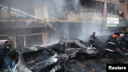 Petugas pertahanan sipil berupaya memadamkan api di lokasi ledakan bom di wilayah Haret Hreik, Beirut, 21 Januari 2014 (Foto: dok).