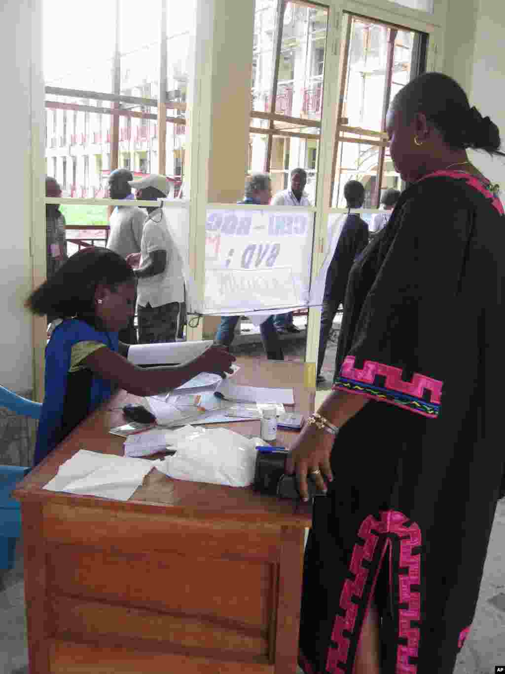 Vote lors de l'election presidentielle congolaise du 28 Novembre 2011 Kinshasa Nicolas Pinault VOA