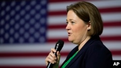 ARCHIVO - La fiscal general de Iowa, Brenna Bird, habla durante un evento de campaña en el ayuntamiento para la candidata presidencial republicana Nikki Haley, el 17 de mayo de 2023, en Ankeny, Iowa. (Foto AP/Charlie Neibergall, Archivo)