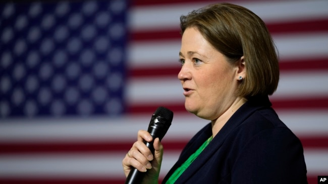 ARCHIVO - La fiscal general de Iowa, Brenna Bird, habla durante un evento de campaña en el ayuntamiento para la candidata presidencial republicana Nikki Haley, el 17 de mayo de 2023, en Ankeny, Iowa. (Foto AP/Charlie Neibergall, Archivo)