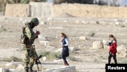  ددواړو خواوو ترمينځ جګړه کې دغه شدت وروستو له هغې راغلى چې دداعش جنګيالو په ختيځ هومز ايالت کې په خواوشا دولسو حکومتي ځايونو قبضه وکړه چې پکې دپلميرا ښار خواوشا کې ستراتيژيکي سيمې هم شامل دي.