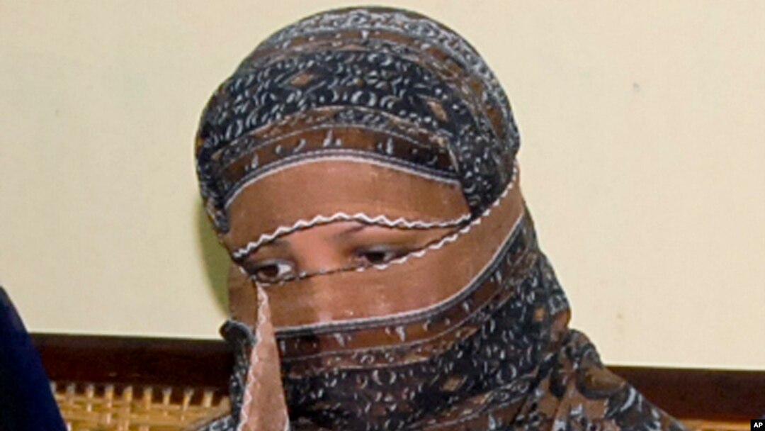 Pakistani Christian woman Asia Bibi, listens to Governor of Pakistani Punjab Province Salman Taseer, unseen, at a prison in Sheikhupura near Lahore, Nov. 20, 2010. 