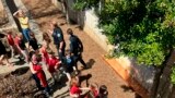 Un oficial de policía habla con una mujer en un centro de reunificación familiar después de un tiroteo masivo en la Escuela Covenant en Nashville, Tennessee, el 27 de marzo de 2023.