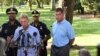 El alcalde de Boston Marty Walsh (R) celebró una conferencia de prensa con William Evans, comisionado de la policía de Boston, en el Boston Commons en Boston, Massachusetts, el 19 de agosto de 2017.