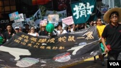 香港民陣發起遊行，要求涉嫌以權謀私的發展局長陳茂波及委任他的特首梁振英下台 (美國之音湯惠芸拍攝)