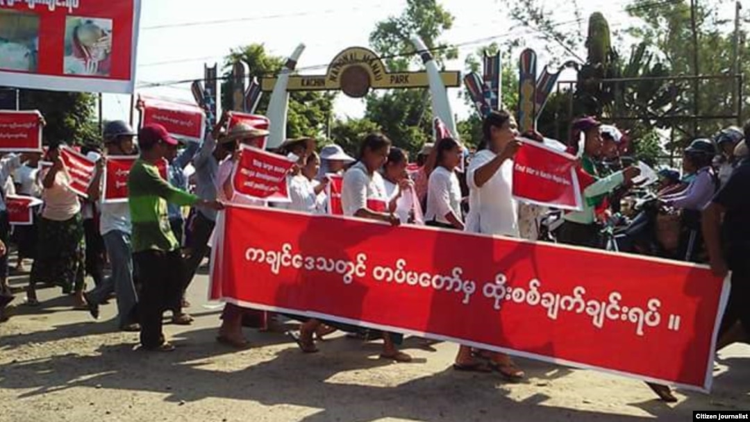 ကချင်ပြည်နယ်တွင်း စစ်ပွဲရပ်ရေး ကချင်လူထုဆန္ဒပြနေကြစဉ်။