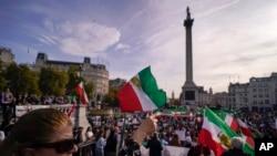 تظاهرات ایرانیان مقیم بریتانیا در حمایت از اعتراضات سراسری علیه جمهوری اسلامی در ایران، در میدان ترافالگار لندن. آرشیو 