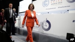 La presidenta de la Cámara de Representantes de Estados Unidos, Nancy Pelosi, de California, llega para una conferencia de prensa en la cumbre de las negociaciones climáticas COP25 en Madrid, el 2 de diciembre de 2019.