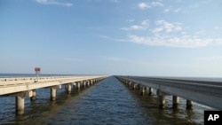 The Pontchartrain Causeway is long, mostly straight, and low. Lake Pontchartrain, beneath is, is actually not a lake but a brackish estuary, connected to the Gulf of Mexico.