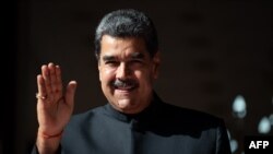 El presidente de Venezuela, Nicolás Maduro, saluda a los presentes desde la entrada del Palacio de Miraflores, en Caracas, el 20 de febrero de 2023.