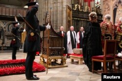 صندلی تاج‌گذاری که شامل «سنگ سرنوشت» است برای مراسم تاج‌گذاری چارلز سوم به کلیسای وست مینستر منتقل شده است - ۲۹ آوریل ۲۰۲۳
