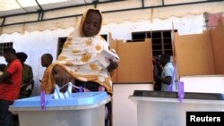 Raia akitumia haki yake ya kupiga kura,October 25, 2015. 