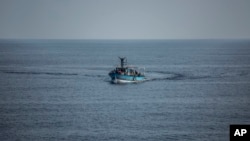 Arhiva - Mitrangi mašu iz broda 30. juna 2019, pre nego što su sprovedeni do italijanskog ostrva Lampedusa, 30. juna 2019.