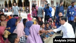 Presiden Joko Widodo berbincang dengan ibu-ibu pengungsi di tenda halaman masjid Besar At-Taqarrub Desa Keude Trienggadeng Kabupaten Pidie Jaya, 9 Desember 2016 (Foto: VOA/Andylala)