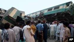 파키스탄 중부 도시 물탄 인근에서 15일 열차 2대가 추돌하는 사고로 1백명이 넘는 사상자가 발생했다.