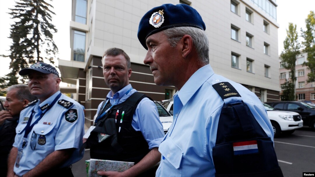 Tim OSCE setelah melakukan peninjauan singkat di lokasi jatuhnya MH17 di kawasan Donets, Ukraina timur (31/7).