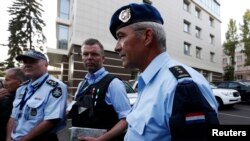 Tim OSCE setelah melakukan peninjauan singkat di lokasi jatuhnya MH17 di kawasan Donets, Ukraina timur (31/7).