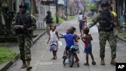 Patrouille des forces spéciales de la marine à Buenaventura en Colombie, le 28 mars 2014. Cette ville est une porte d'entrée pour les expéditions de cocaïne. (AP/Fernando Vergara)