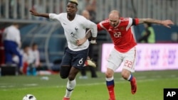 Paul Pogba a la lutte avec Konstantin Rausch lors de Russie-France, Saint-Pétersbourg, Russie, le 27 mars 2018