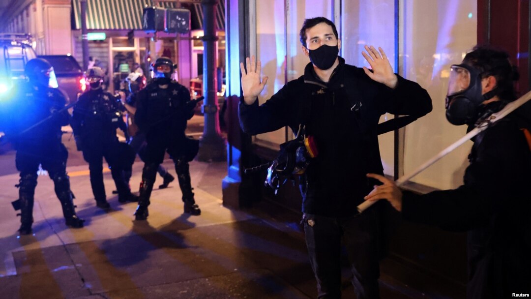 Un manifestante alza las manos frente a la policía durante protestas en Portland, Oregón, el 4 de noviembre de 2020.