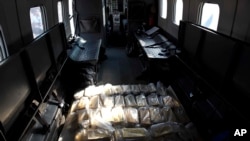 Foto de archivo: Lingotes de oro aguardan dentro de un avión militar antes de ser trasladadas al Banco Central de Venezuela. Marzo 1, 2018.